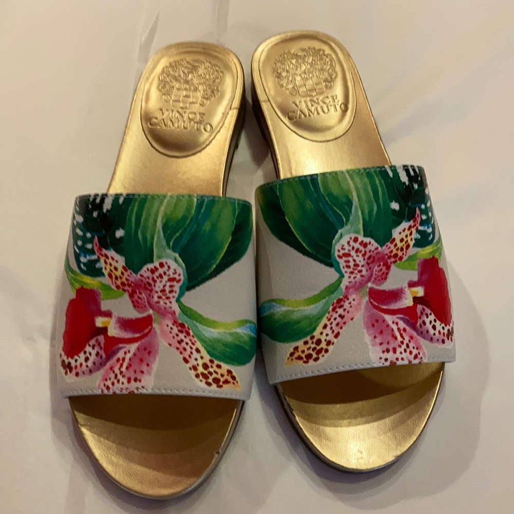 Gorgeous Vince Camino slides with Orchids new w/o tags.